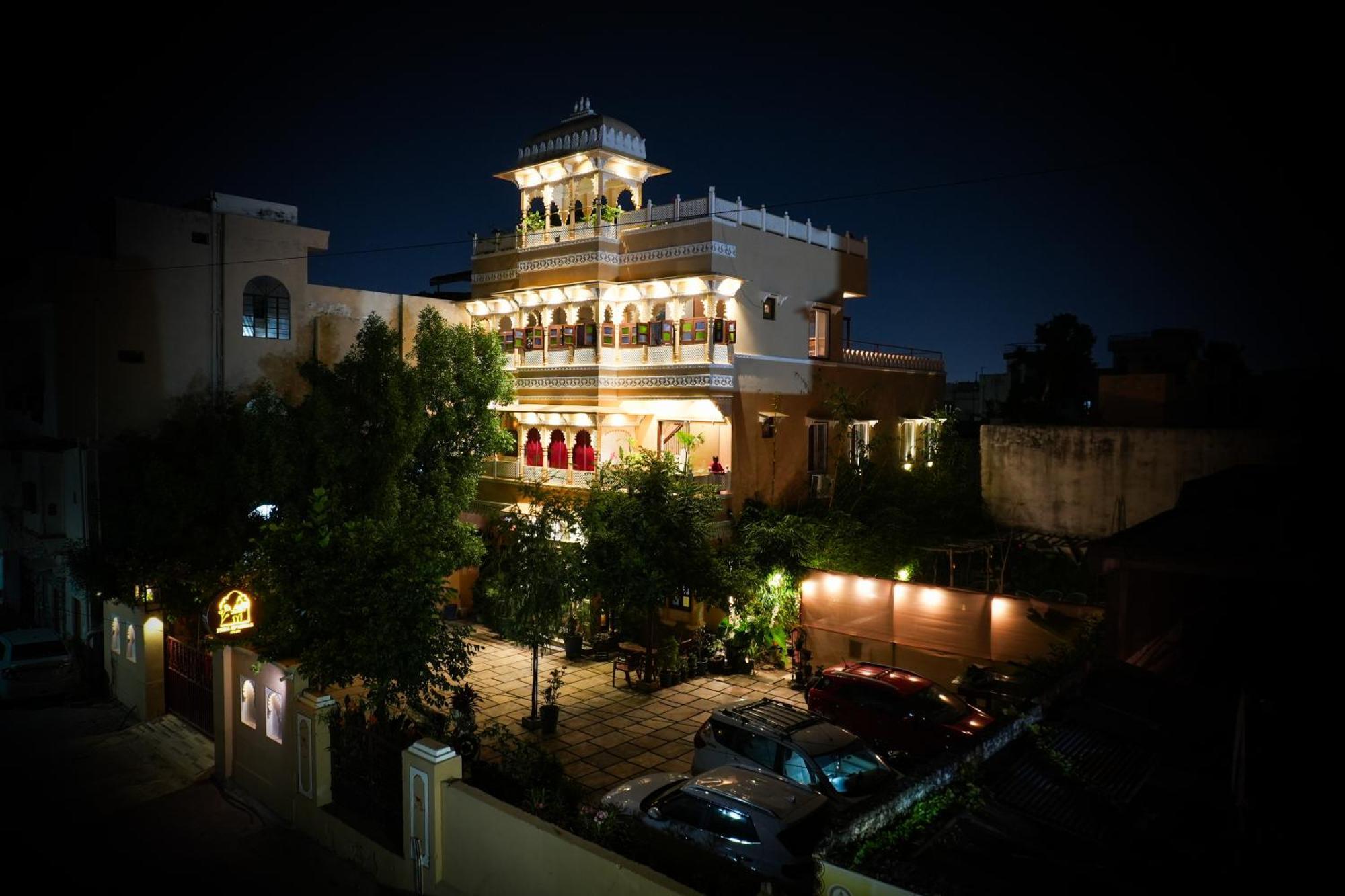 Petal Of Mewar - A Luxury Boutique Hotel ウダイプル エクステリア 写真