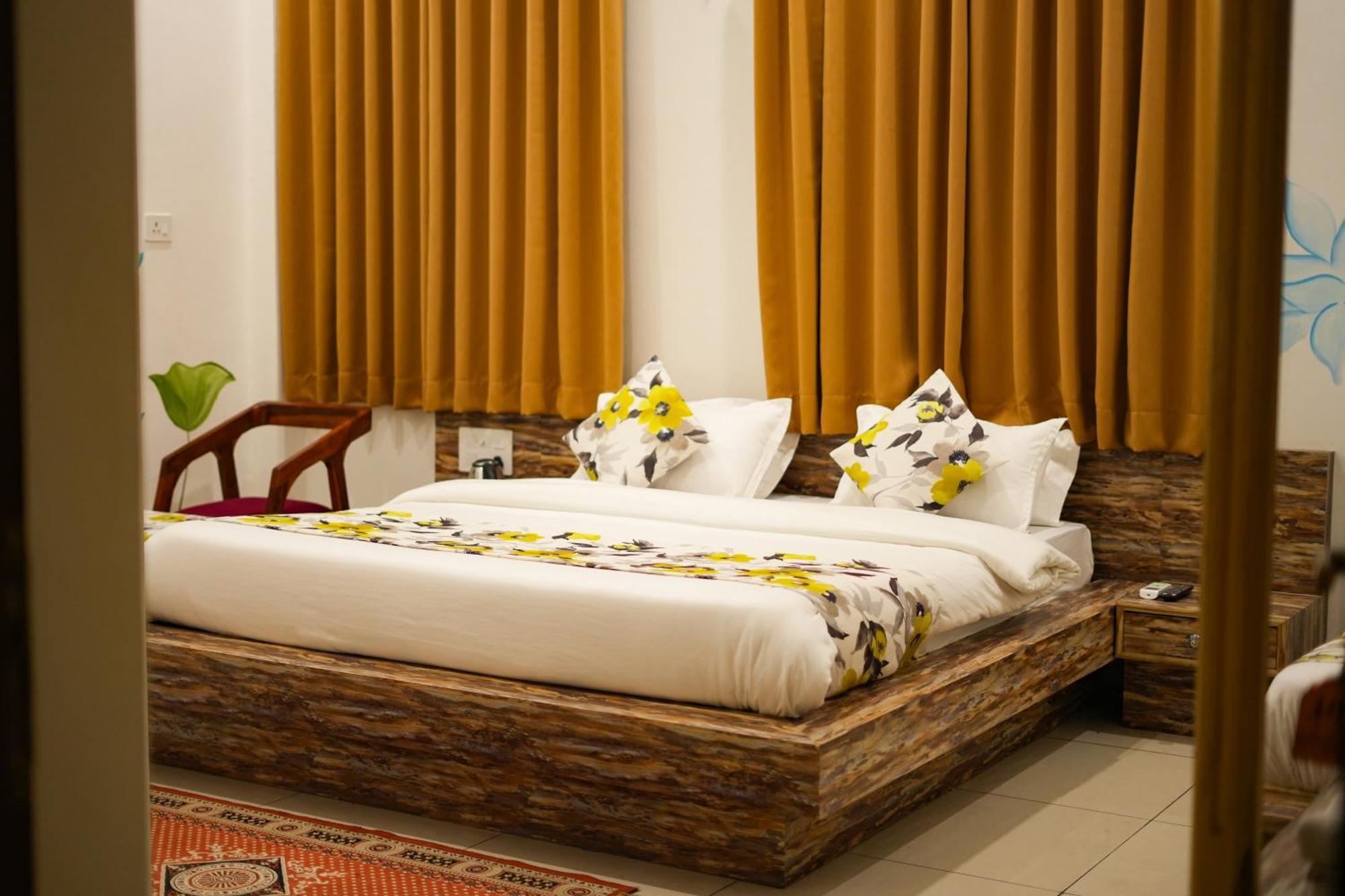 Petal Of Mewar - A Luxury Boutique Hotel ウダイプル エクステリア 写真